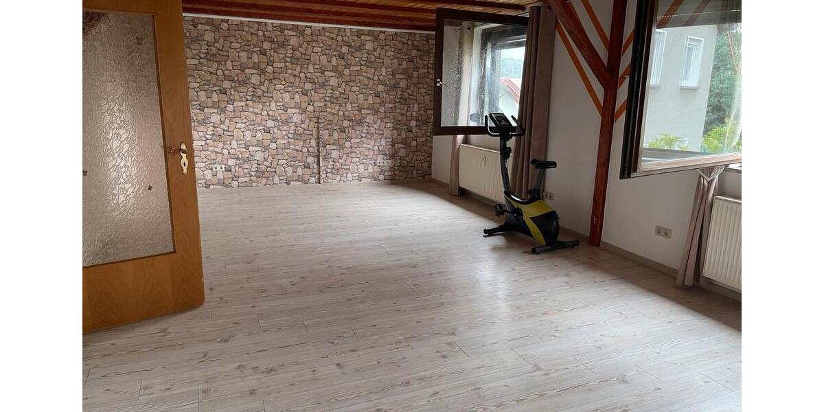 Etagenwohnung Dermbach - 4 Zimmer, 120 m&sup2;, 1.100&euro; | Angebot:27638021