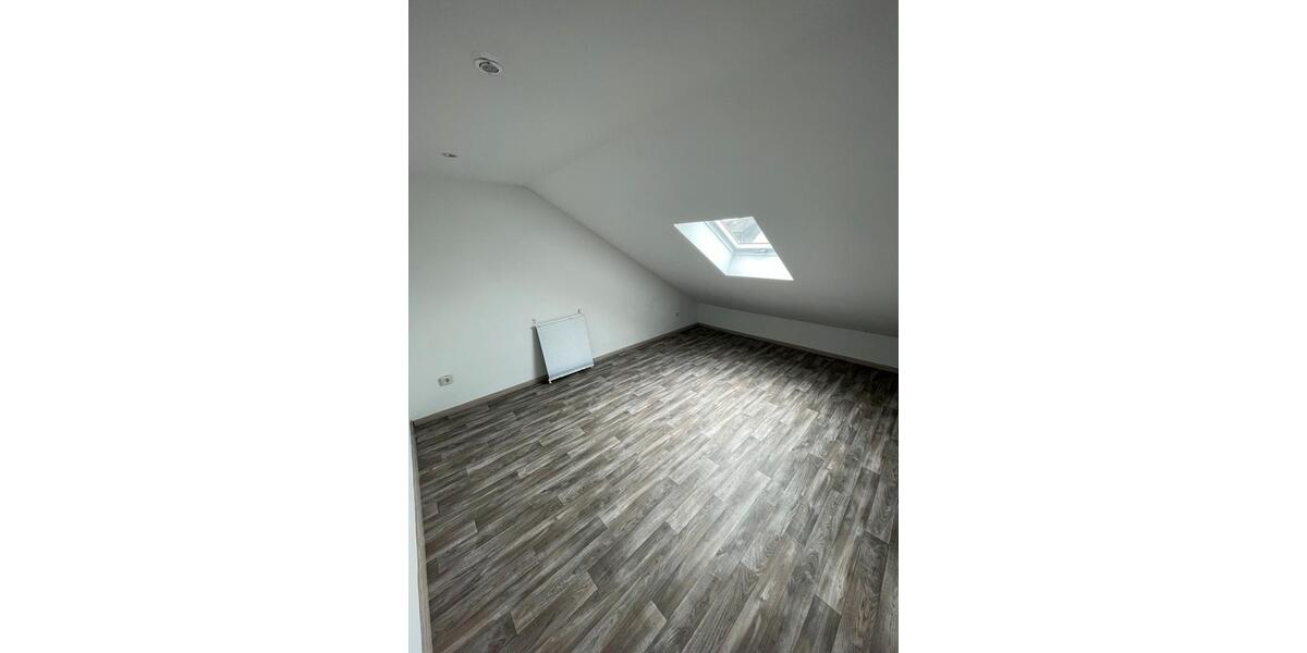 Dachgeschoßwohnung Saarlouis - 4 Zimmer, 90 m&sup2;, 700&euro; | Angebot:27637409