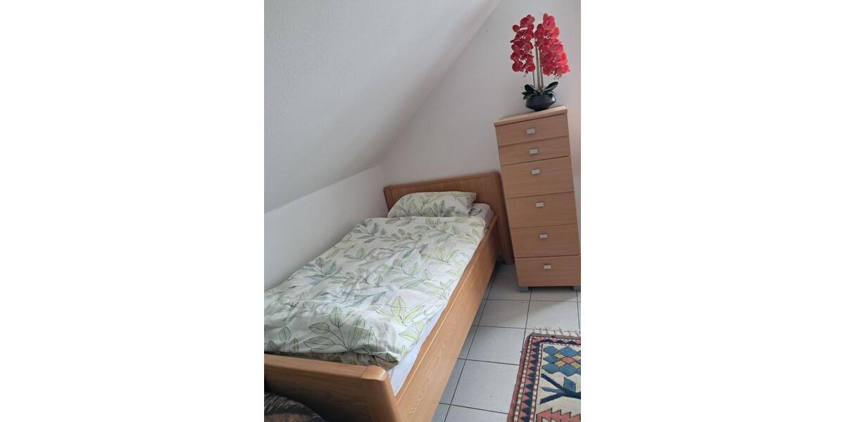 Bett und Kommode